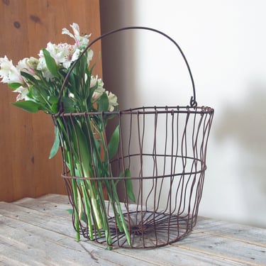 Large metal basket / vintage metal clam basket / vintage metal egg basket / wire gathering basket / rustic farmhouse decor / wire egg basket 