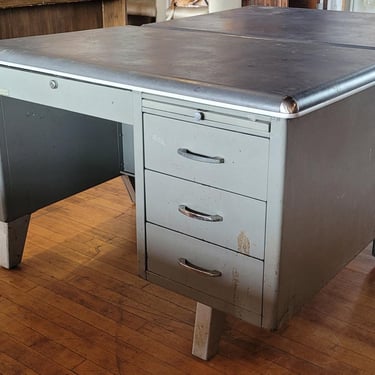 University of Chicago Student Tanker Desk