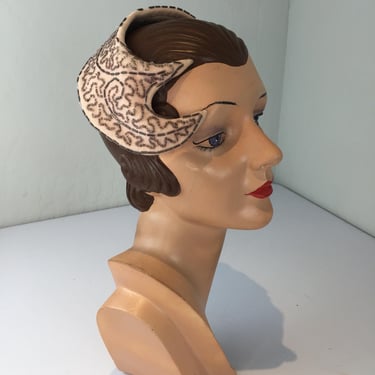 Venus Visits A Garden - Vintage 1950s Pale Pink Wool & Beaded Cookie Cutter Fascinator Hat 