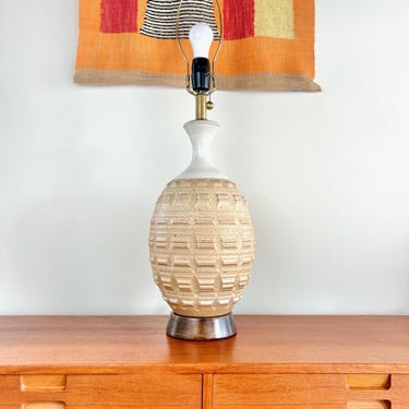 Midcentury table lamp by Bob Kinzie for Affiliated Craftsmen / handmade stoneware lamp with turned wood base and brass hardware 