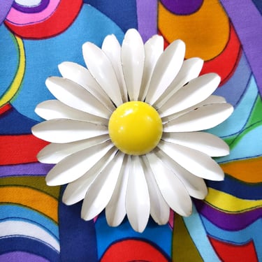 LARGE Groovy Vintage 60s 70s White Yellow Daisy Flower Power Metal Pin 