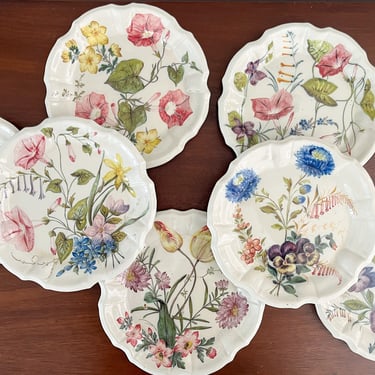 Hand-painted Vintage Italian Ceramic Floral Plates. Nove Italy Ceramics. Vintage Scalloped Edge Plate Wall Decor. 