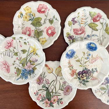 Hand-painted Vintage Italian Ceramic Floral Plates. Nove