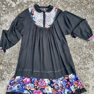 70’s boho dress~ black with floral~ long lantern sleeves~ lace bib peterpan collar~ full pleated baby doll pilgrim with pockets~ midi~ M/L 