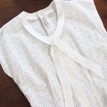 Vintage 1950s White Cotton Eyelet Lace Top M L - 50s Button Back Cottagecore Romantic Feminine Short Sleeve Tie Front Bow Shirt 