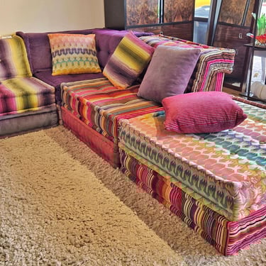 AUTHENTIC ‘MAH JONG’ SOFA AND PILLOWS BY HANS HOPFER FOR ROCHE BOBOIS (13 PIECES)