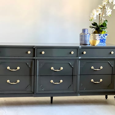 Traditional Dresser Lacquered in Seaweed Green 