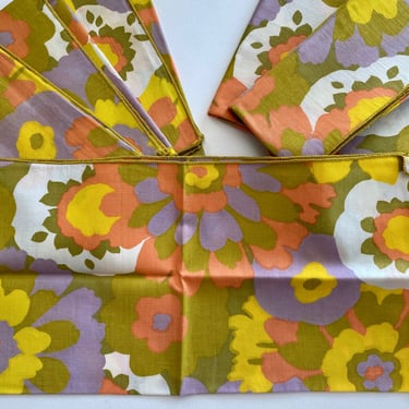 60's Flower Power Cloth Napkins, Mid Century Floral Dinner Table, Groovy Vibes, 10 Available, Choose Set Of 6 or Set Of 4, MCM Bridal Party 