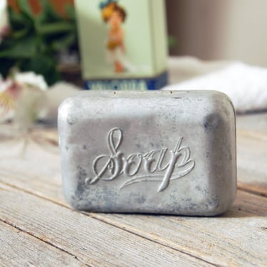 Vintage soap tin / metal travel soap keeper / vintage soap dish / metal soap holder / cottage bathroom decor / toiletries case / soap case 