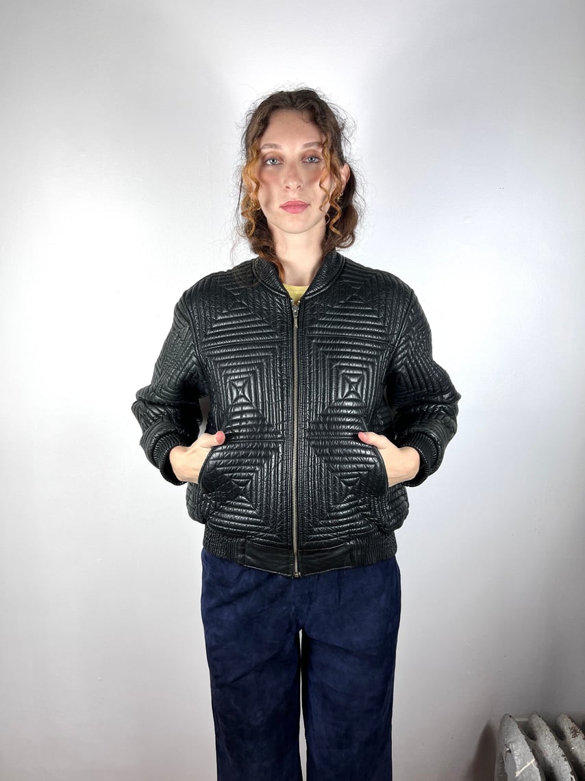 ジャケット・アウター 90s vintage short Black bomber jacket Vintage 90s Black Bomber Jacket With Retro Graphic