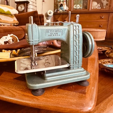 The New Betsy Ross Miniature Sewing Machine - Vintage 1930s - Original Box - Amazing Condition 