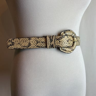 Snakeskin print leather belt~ faux cobra perforated skinny thin glossy women’s 90’s vintage belts~ size Small 
