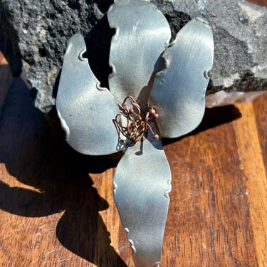 Vintage Metal Art Pin Brooch Flower Floral Iris Silver Tone Copper Retro Jewelry Gift 