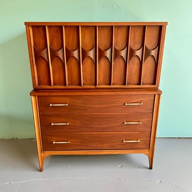 Mid Century Kent Coffey Perspecta Walnut Gentleman's Chest of Drawers / Dresser /Atomic Sculptural Retro Design MCM  / Shipping NOT included 