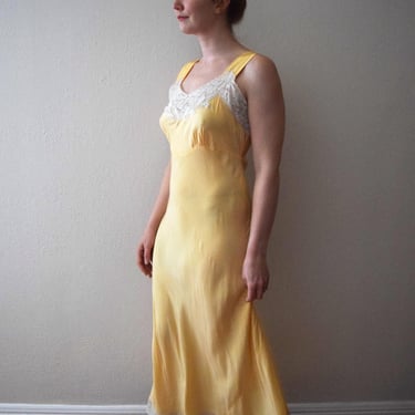 Vintage 1940s rayon satin and lace bias cut slip . size small to s/m 