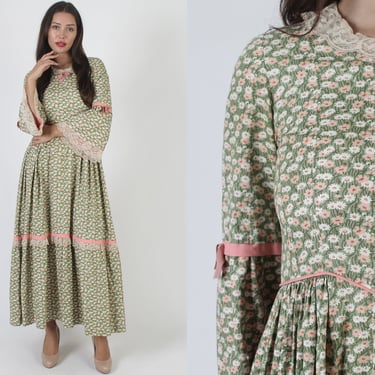 Romantic 70s Pilgrim Era Folk Style Dress / Country Calico Small Floral Print Gown / Green Cotton Homespun Long Sweeping Skirt 