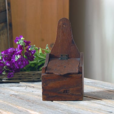 Vintage salt box / primitive wooden salt keeper / antique wood salt cellar / small salt holder / rustic kitchen / cottage decor 