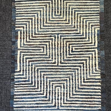 Modern Ziggurt carpet in denim Blue 3.2' x 5'
