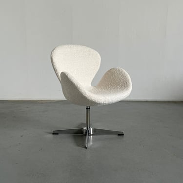 Vintage Swivel Armchair in style of Arne Jacobsen 'Swan' Chair, White Boucle / Iconic Scandinavian Design, Vintage 80s Reproduction 