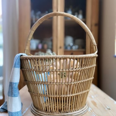 Beautiful vintage French sewing basket 