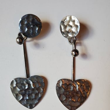 Vintage hammered silver tone long drop heart earrings 
