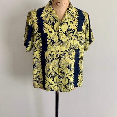 Styled by TOPKIS vibrant hibiscus print 1950s rayon short. Size M 