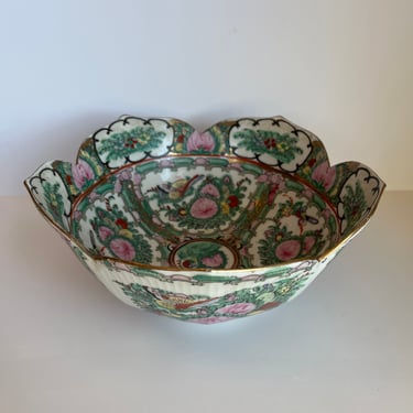 Famille rose scalloped bowl 