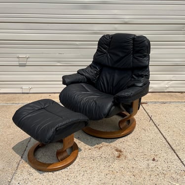 Stressless Reno Model size Large Recliner Lounge Chair and Ottoman by Ekornes Scandinavian Danish Modern 