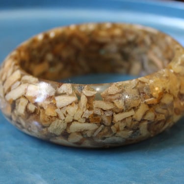 Vintage 1950s Lucite Sponge Coral Chips embedded bangle bracelet //hawaiian tiki MCM pinup girl 