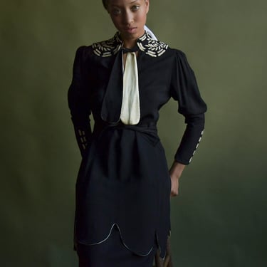 3257d / 1940s black scallop hem dress 