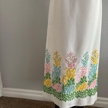 Vintage 70s Novelty Midi Skirt Fitted Waist and Embroidered Florals; 60s Feminine White Embossed Pastel Floral Spring Broomstick Skirt XS 