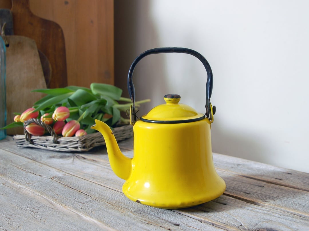 Vintage Red Enamel Teapot/rustic Tea Kettle//farmhouse Decor/vintage Tea  Pot/enamelware Kettle/water Kettle/rustic Home/enamel Tea Kettle 