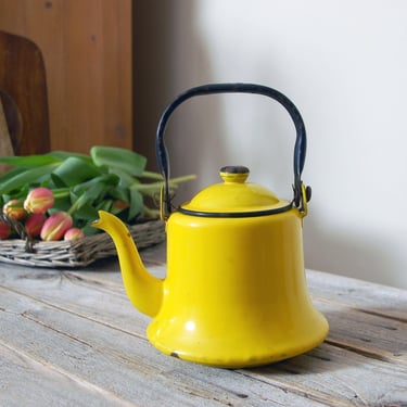Yellow enamelware tea pot / two cup vintage enamelware teapot / enamel coffee kettle / rustic cottage decor / farmhouse kitchenware 