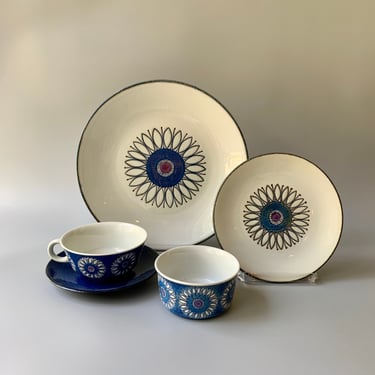 Royal Copenhagen 5-piece Annette Ceramic Dinnerware Placesetting by Berte Jessen 
