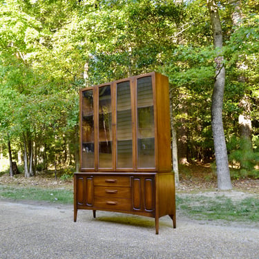 Mid Century Broyhill Emphasis China Cabinet 