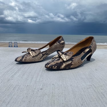 Vintage Leather Pumps 1960s Kitten Heel With Bow Womens 7 Leather Soles 