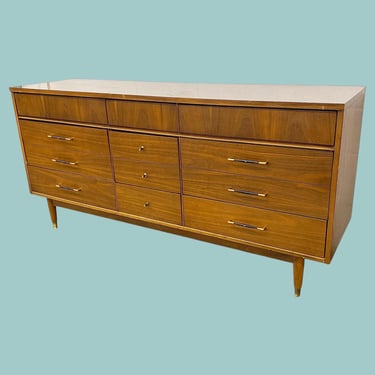 LOCAL PICKUP ONLY ———— Vintage Broyhill 9-Drawer Dresser 