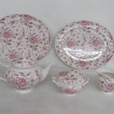 Mulberry Home Collection Tea Pot Creamer Sugar Bowl  Two Serving Plates 3790B
