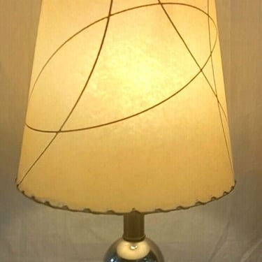 Vintage Mid Century 1950s Table Lamp w/Metal Base Fiberglass Shade 