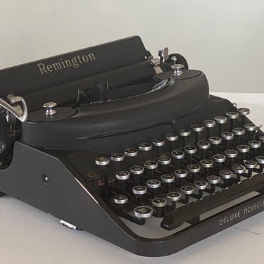 Vintage Remington Deluxe Noiseless Portable Manual Typewriter With Case 