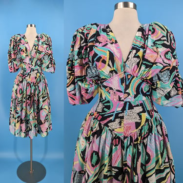 Vintage 80s XS Geometric Print Dress with Fitted Quilted Waist, Ruched Dolman Sleeves, and Full Skirt 
