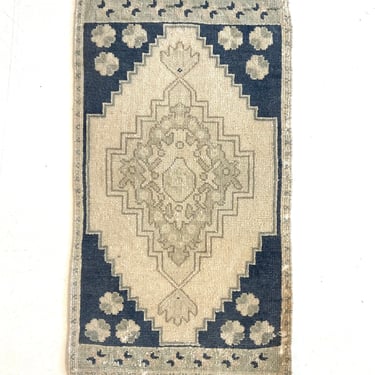 Vintage Turkish Mini Rug | 1'6" x 2'9"