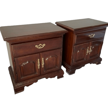Pair Thomasville Furniture Georgian Style Cherry Nightstands GU180-25