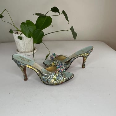At The Water Lily Pond - Vintage 1950s Blue Floral Springolator w/Facet Cut Baubles - 9N 