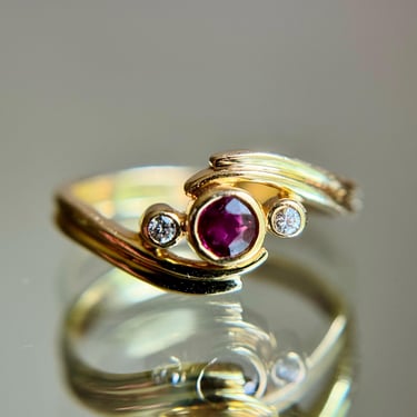 Cute Vintage 18K 750 Yellow Gold Ruby & Diamond Ring Sz ~6.25-6.5 2.3g European 