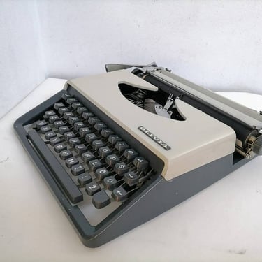 Vintage Mechanical Typewriter / White Working Typewriter / Typewriter With Case / Typing Machine / Olivia Typewriter / 70's Yugoslavia 