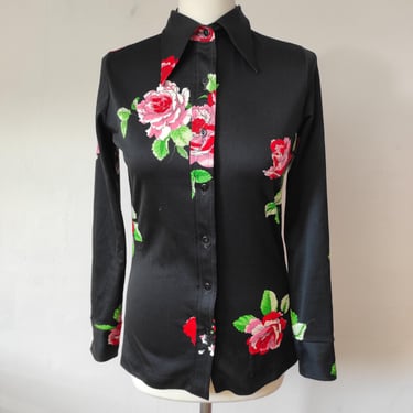 Vintage 1970s Shirt with Dagger Collar, 1970's blouse with roses, Collared 70's shirt with floral pattern, Black 70s woman's shirt 