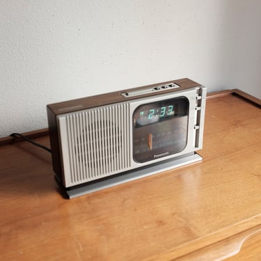 Retro Panasonic Digital AM / FM clock radio 