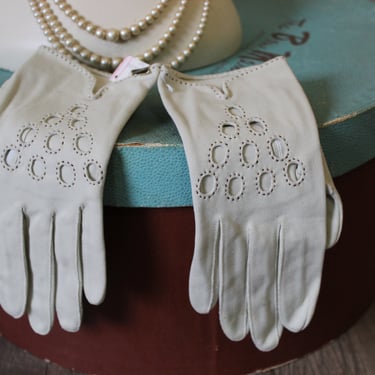 Vintage 40's 50s Fancy NWT Cresendoe Oyster Ecru Short Wrist Gloves dot cutwork  size 7 