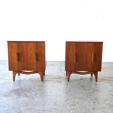 Very cool 1950s Pair of Mid Century Sculptural Walnut Nightstands 